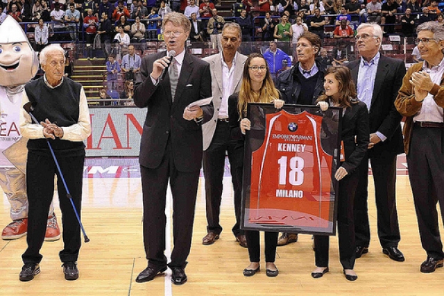 Il momento del ritiro della maglia di Art Kenney da parte dell'Olimpia in presenza, in particolare, del nostro Giorgio Papetti e di Sandro Gamba